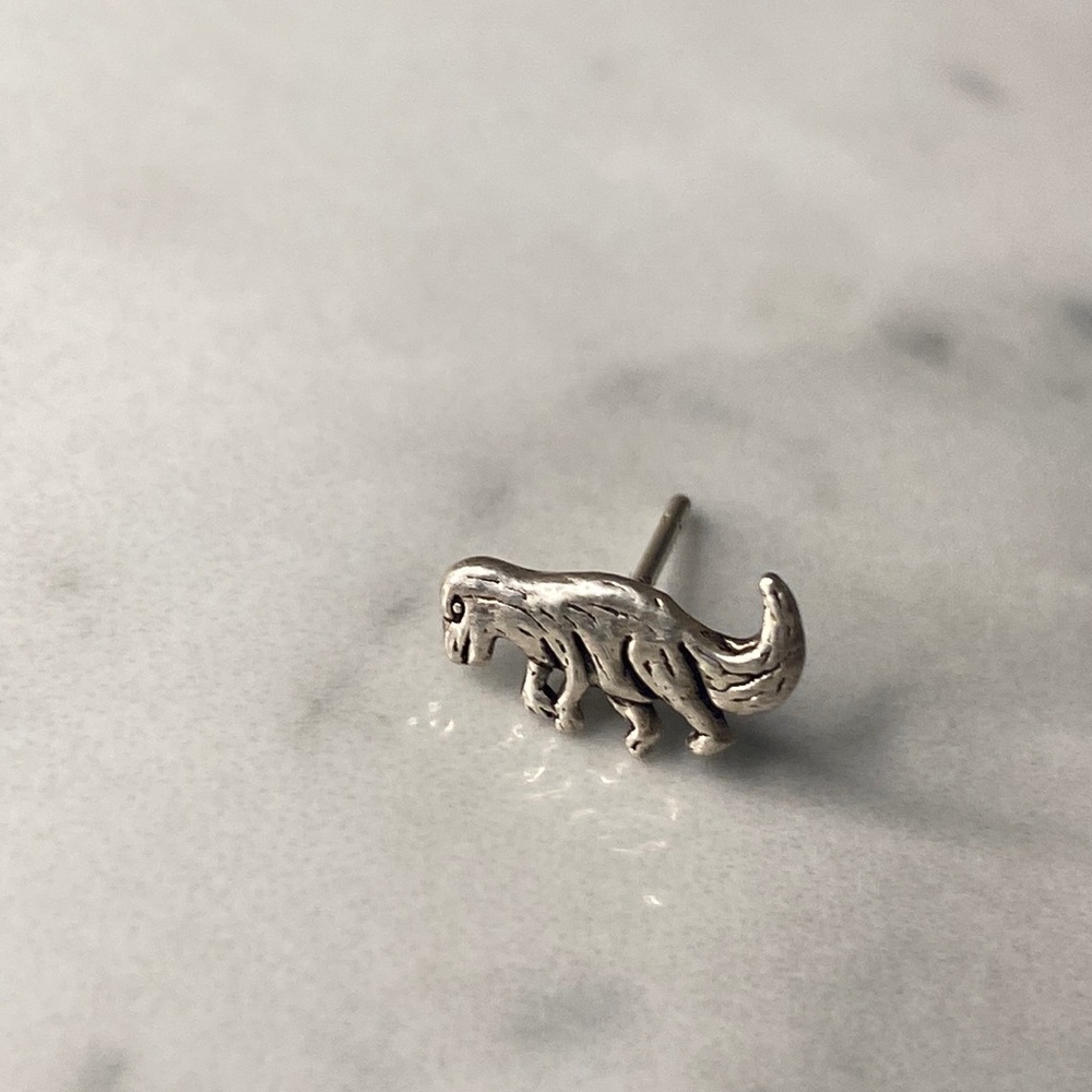 Dinosaur stud‎ earring